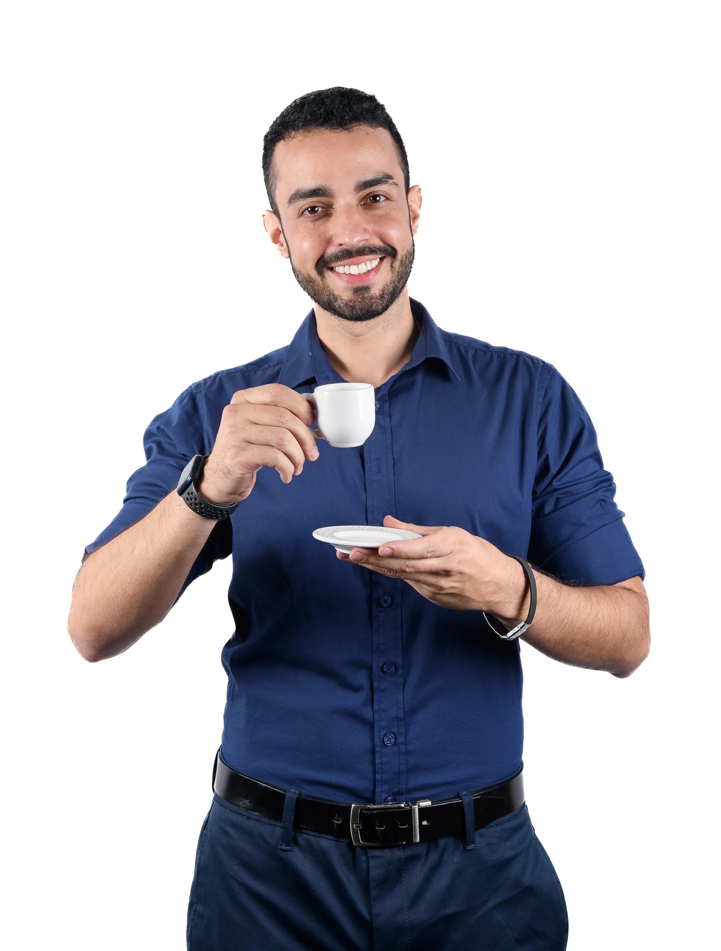 Professor Gabriel Mendes sorrindo com uma xícara de café na mão